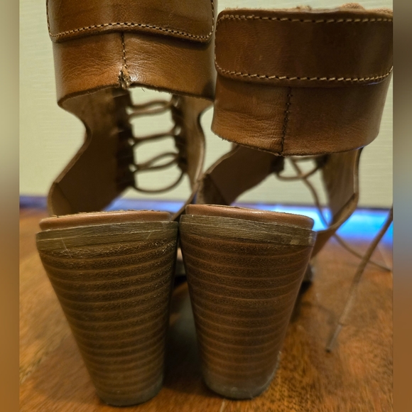 Steve Madden leather sandles. Size 8 - Picture 2 of 6